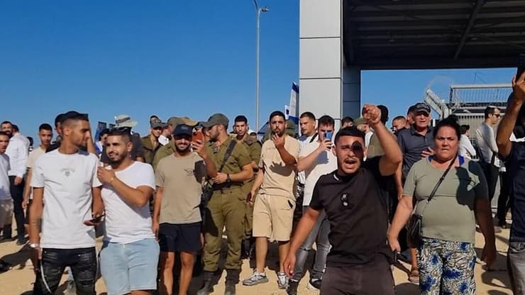 אילנה קוריאל הותקפה במהלך מחאה נגד פשיטת המשטרה הצבאית על מתקן הכליאה בשדה תימן