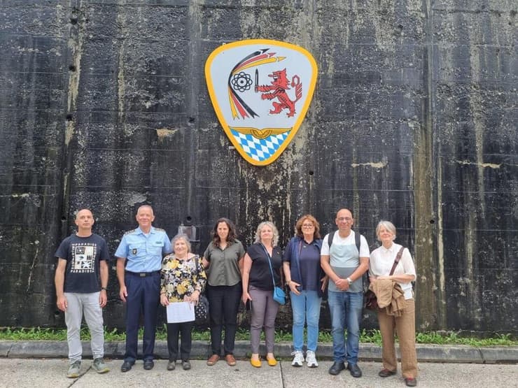 ביקור באחד ממחנות העבודה באזור לנדסברג, Welfen Barracks, בו אולצו עובדי כפייה לבנות בונקרים עבור מטוסי הצבא הגרמני