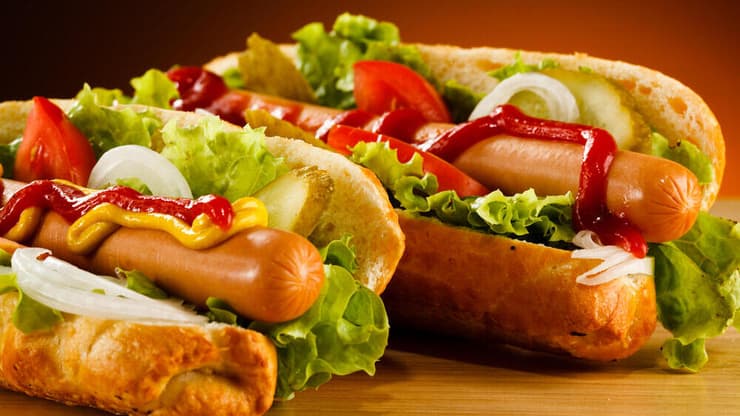 נקניקייה בלחמנייה - מקום ראשון בדירוג המזונות המזיקים. אילוסטרציה (צילום: shutterstock) נקניקייה בלחמנייה ג'אנק פוד