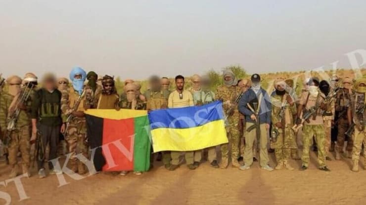 מורדים ב מאלי עם דגל אוקראינה אחרי קרבות מול שכירי חרב רוסים