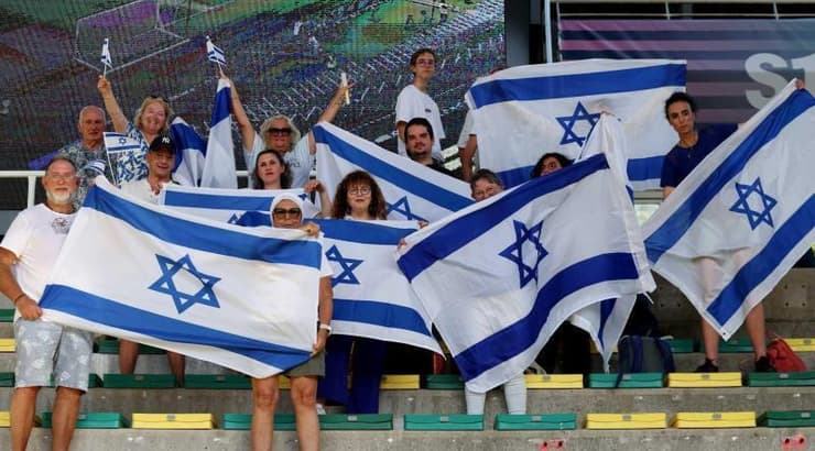 אוהדי נבחרת ישראל עם דגלים
