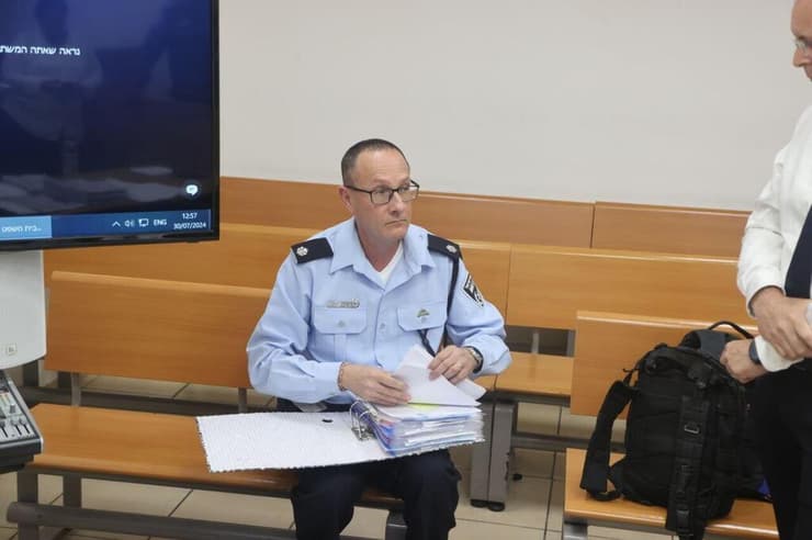 נציג המשטרה בדיון בבית המשפט (צילום: מוטי קמחי) הארכת מעצר ל-4 חשודים בעבירות שוחד במשרד לביטחון לאומי בביהמ"ש השלום ראשל"צ