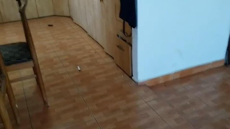 הקליעים בסלון הבית בקומה השלישית בשכונת רמת אשכול בלוד