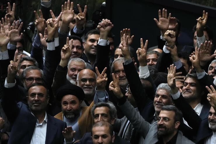 איסמעיל הנייה ב  טקס השבעה בפרלמנט בטהרן של נשיא איראן החדש מסעוד פזשכיאן