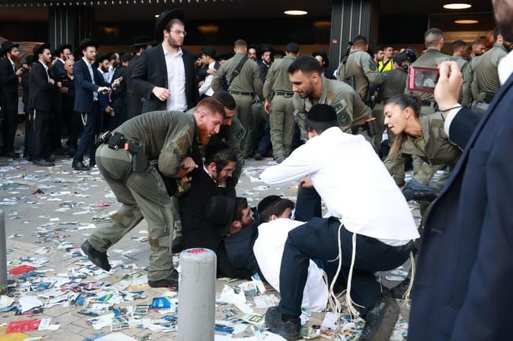עשרות חרדים קיצוניים מפגינים נגד כנס חשיפה למתגייסים חרדים בבית החייל בתל אביב