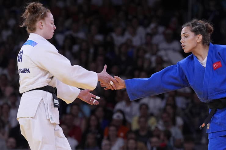 הג'ודוקא הישראלית מאיה גושן לוחצת ליד ליריבתה הטורקייה פיגן אוגל