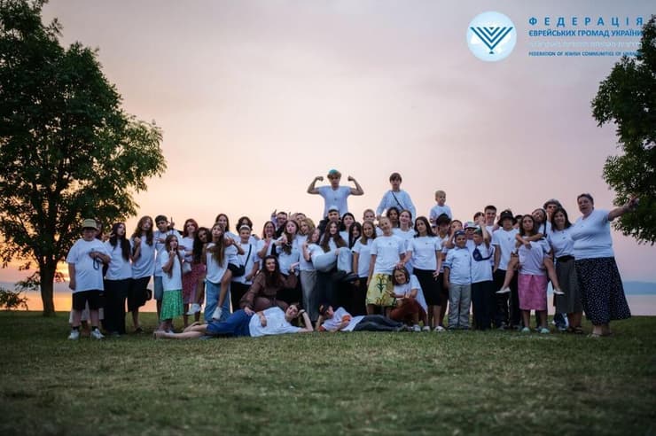 נופשים יהודים על שפת האגם (צילום: FJCU) נופשים יהודים על שפת האגם