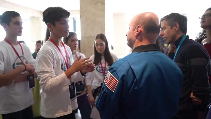 יאיר ברק, אחד מכותבי המאמר, בשיחה עם אנשי נאס"א