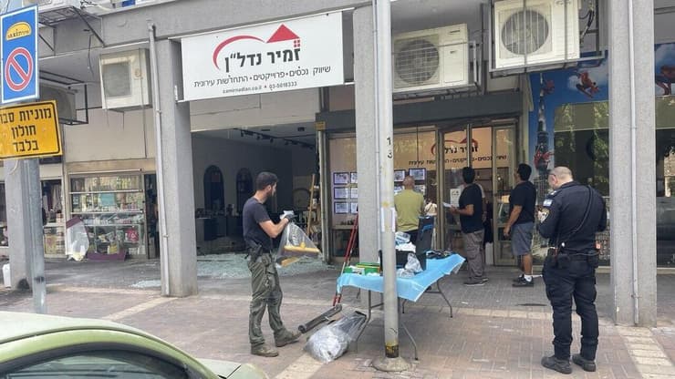 שוטרים בזירה בחולון (צילום: מאיר תורג'מן) רימון הושלך לעבר מספרה בחולון
