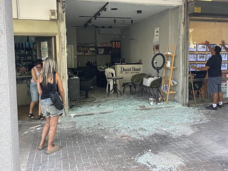 המספרה בחולון - והוויטרינה המנופצת (צילום: מאיר תורג'מן) רימון הושלך לעבר מספרה בחולון