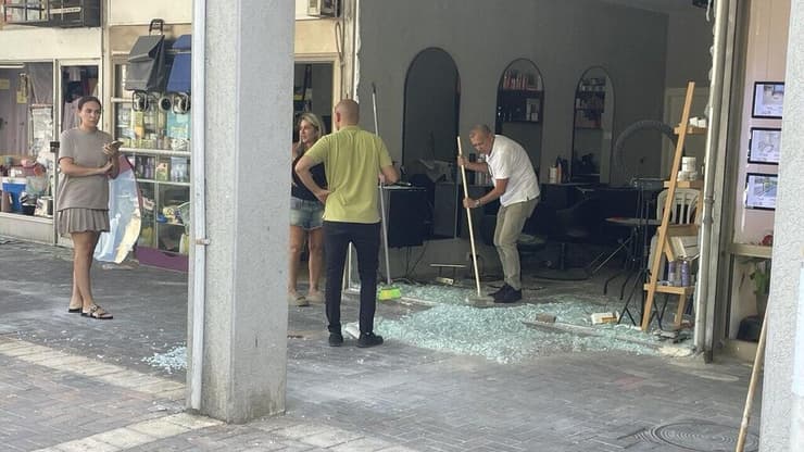 צילום: מאיר תורג'מן רימון הושלך לעבר מספרה בחולון