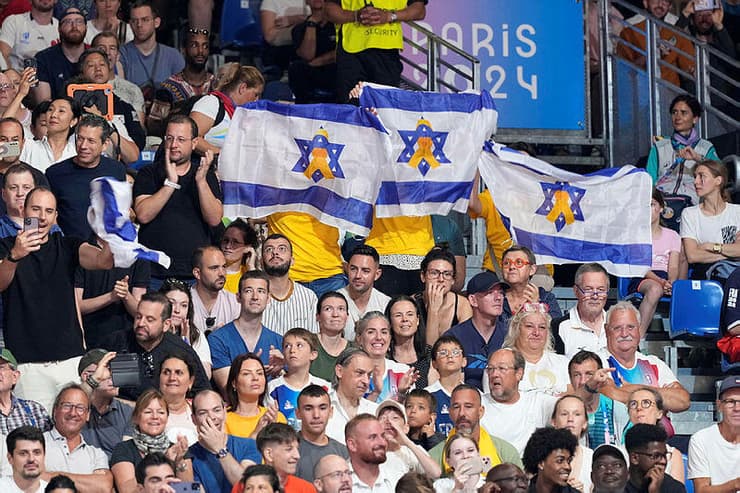 הקהל הישראלי באולם הג'ודו במחווה לחטופים
