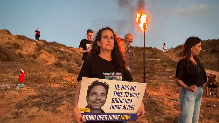 הדס קלדרון באירוע שציין 300 ימים בשבי של עופר (צילום: REUTERS/Ilan Rosenberg) הפרחת עששיות לציון 300 ימים בשבי