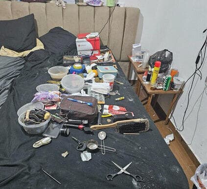 החפצים והסמים שנמצאו בדירת הנאשם (דוברות המשטרה) yk14023914