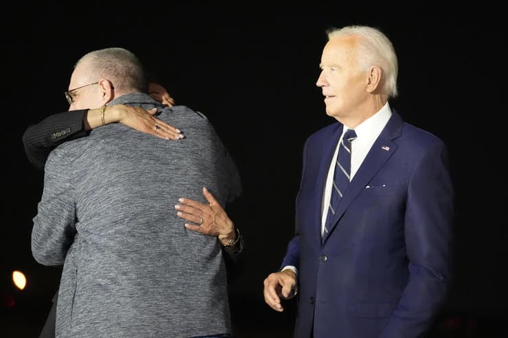 נשיא ארה"ב ג׳ו ביידן וסגניתו קמלה האריס בבסיס חיל האוויר אנדרוז