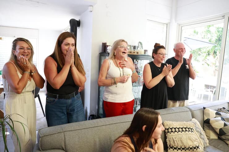 המשפחה מתרגשת (צילום: דנה קופל) בני משפחת הרשקו חוגגים