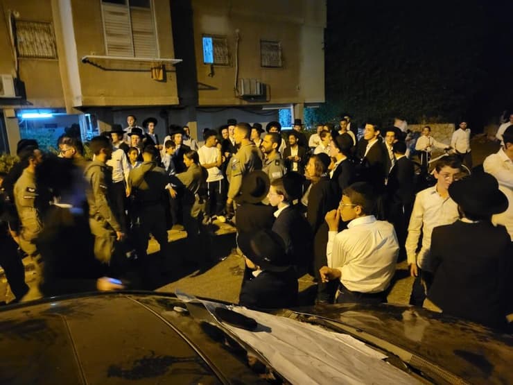 חרדים קיצוניים ליד ביתו של הרב לייבל בבני ברק