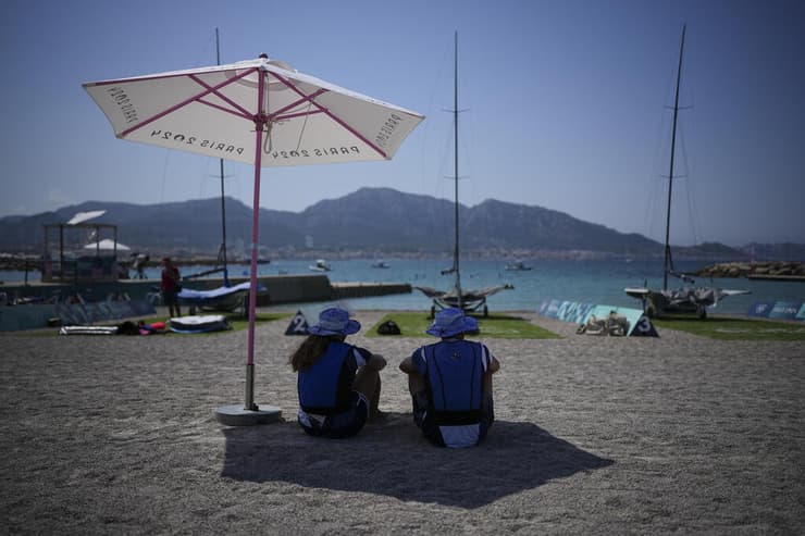 שייטת שרון קנטור מאמן שחר צוברי ממתינים לתחילת התחרות במארסיי אולימפיאדה פריז 2024