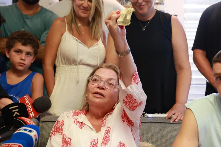 אמא של רז, לילך, עם התמונה של סבתא וסבא (צילום: דנה קופל) חגיגות בבית משפחת הרשקו