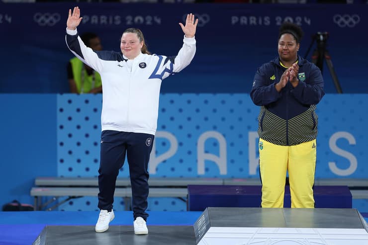 רז הרשקו על הפודיום בפריז (צילום: Luke Hales/Getty Images) רז הרשקו