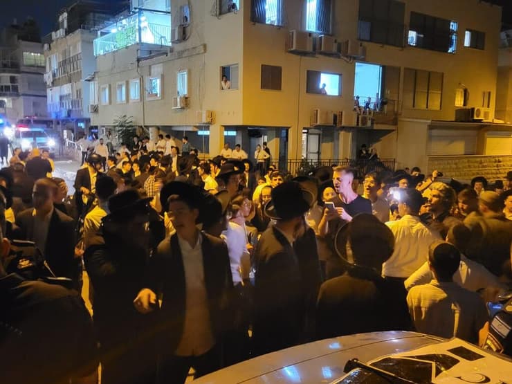חרדים קיצוניים ליד ביתו של הרב לייבל בבני ברק
