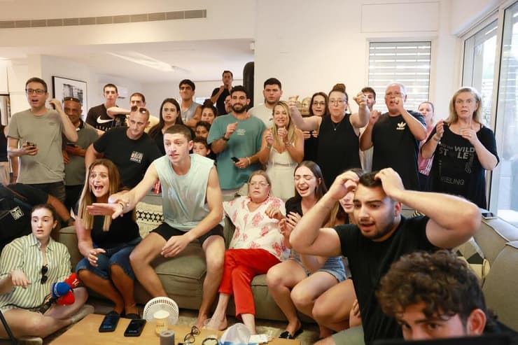 במתח בזמן הגמר (צילום: דנה קופל) חגיגות בבית משפחת הרשקו