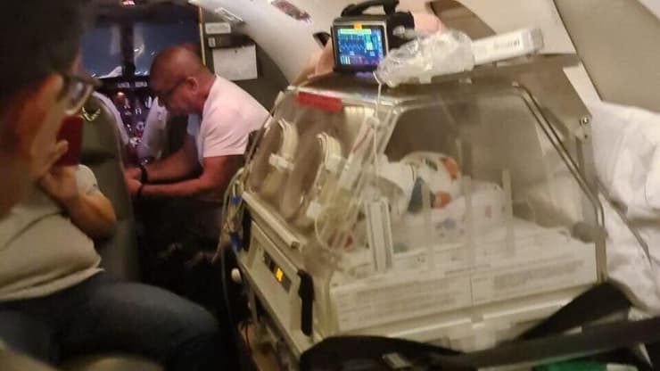 הצוות הרפואי של בני ציון חיפה והורי התינוקת בטיסה מגאוגריה