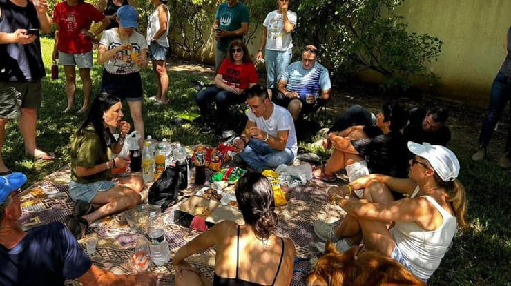 מחאה נגד העצורים מהפיקניק ליד ביתו של יולי אדלשטיין בהרצליה