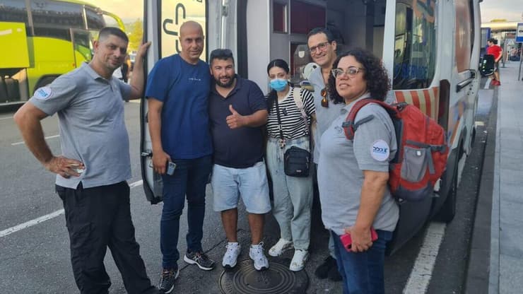 הצוות הרפואי של בני ציון חיפה והורי התינוקת בטיסה מגאוגריה