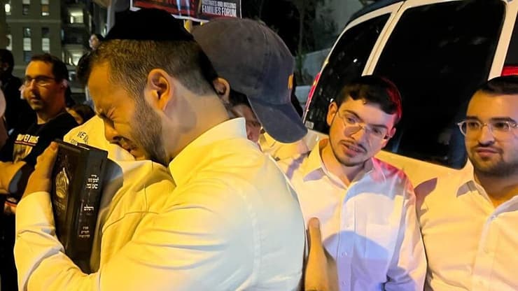 הפגנה בקריאה להשבת החטופים מול ביתו של ח"כ אריה דרעי בירושלים