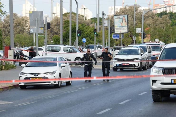 זירת אירוע הדקירה ברחוב משה דיין בחולון