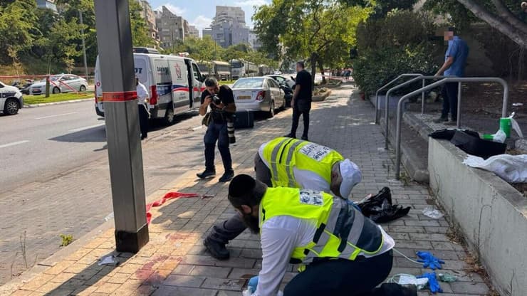 זירת פיגוע הדקירה ברחוב משה דיין בחולון