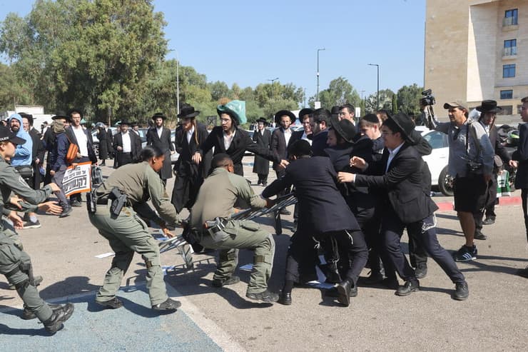 חרדים מפגינים בלשכת הגיוס בתל השומר