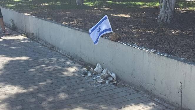 מקום הירצחו של אברהם סומיכי ז"ל בפיגוע הדקירה ברחוב משה דיין בחולון