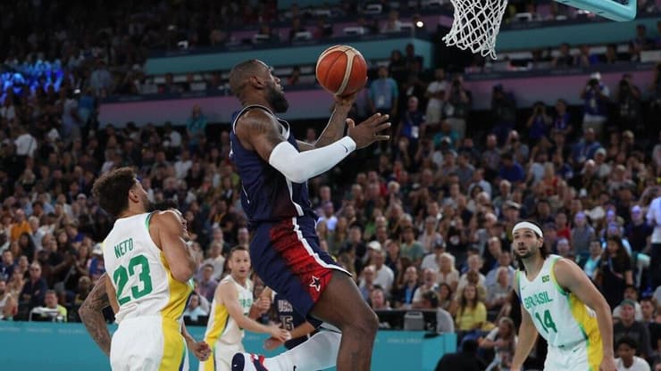 מסימון ביילס ללברון ג'יימס. ארה"ב מול ברזיל באולם בברסי (צילום: עוז מועלם) לברון ג'יימס