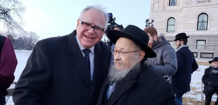 טים וולז בטקס בבית כנסת במיניאפוליס טים וולז בטקס בבית כנסת במיניאפוליס