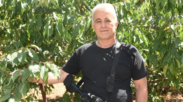 עמוס כהן ממושב נטועה, ממשיך לעבוד בחקלאות תחת ירי