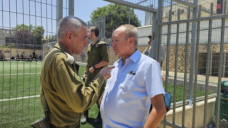 אליעזר צ'ייני מרום במג'דל שמס, אחרי טבח הילדים אלוף במיל' אליעזר צ'ייני מרום, בזירת הנפילה במגרש במג'דל שמס