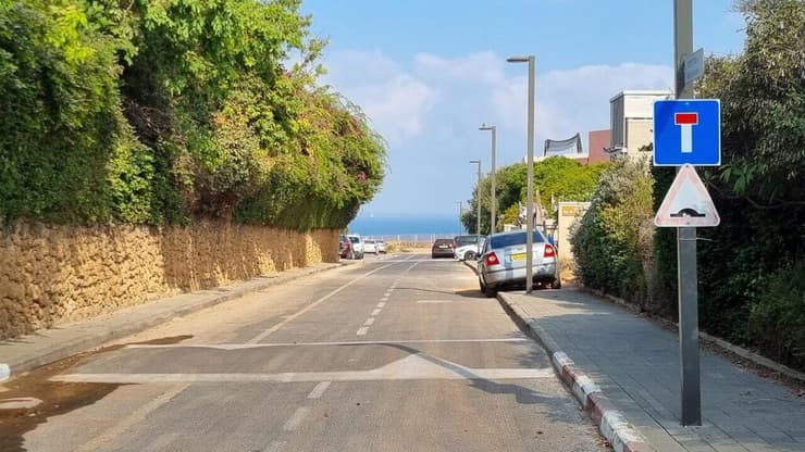 בעבר היישוב הקשה על מי שרצה להיכנס לחוף הים שלו, אך לאחר פסיקת ביהמ"ש ב-2018 המצב השתנה. אחד הרחובות שמובילים לחוף הים בארסוף (צילום: אסף קמר ) ארסוף. רחוב המוביל לים. פעם החנייה לזרים הייתה אסורה.