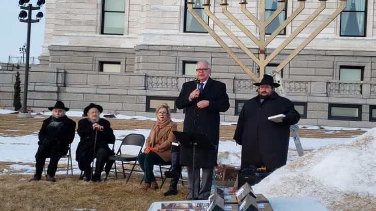 וולז בהדלקת נרות חנוכה בבית כנסת במיניאפוליס טים וולז בהדלקת נרות חנוכה בבית כנסת במיניאפוליס