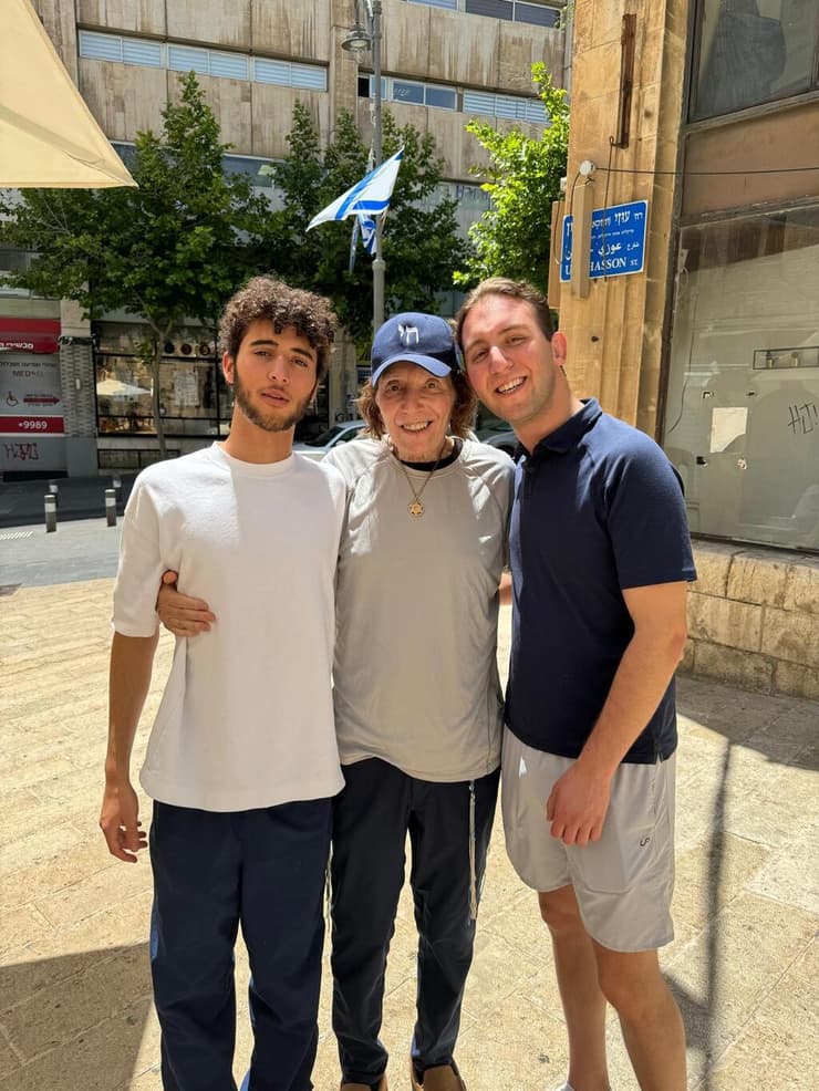 קמפ עם שניים מנכדיו בישראל