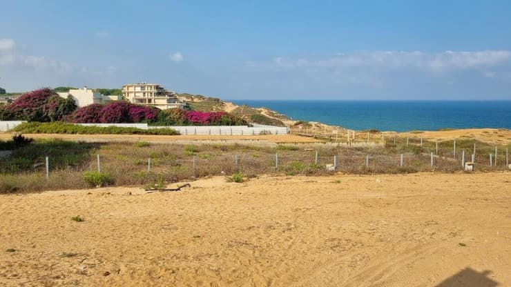 בראשית ימי המדינה רבע מקרקעות המקום נרכשו על ידי אביו של האדמו"ר מגור בכוונה להקים כפר נופש חרדי - מה שלא יצא לפועל (צילום: אסף קמר ) ארסוף. המגרשים הריקים בכל הישוב שייכים לחסידות מגור.