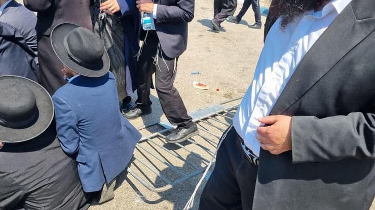 חרדים עומדים על מחסומים שהציבה המשטרה מחוץ לבקו"ם