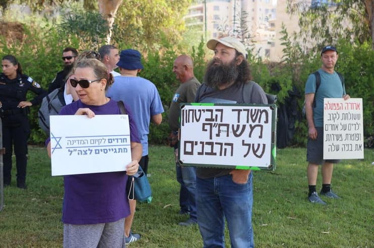 מחאה של תנועת "אימהות בחזית" מול הבקו"ם בקריאה לגיוס חרדים (צילום: מוטי קמחי) "אימהות בחזית" במחאה מול הבקו"ם
