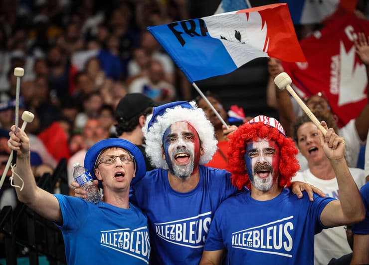 מצדם, לישון בעולם עד חצי הגמר. אוהדי צרפת (צילום: עוז מועלם) אוהדי צרפת