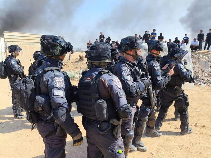 תושבים בדואים מבעירים צמיגים במחאה על כוונה להרוס בית במקום