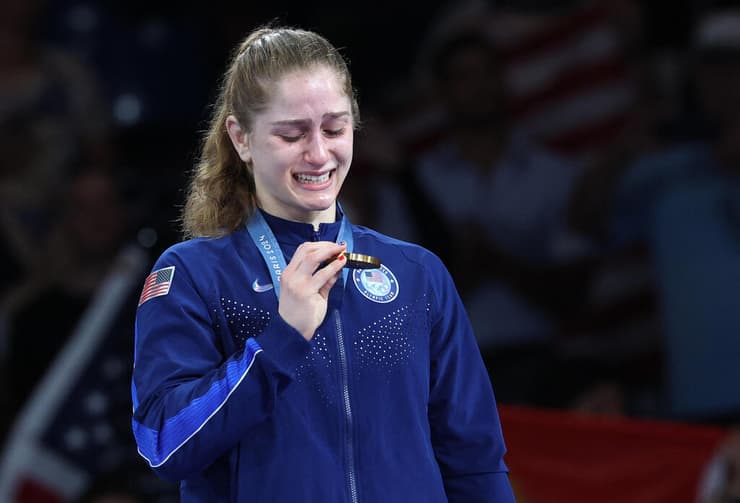 אלור מתרגשת על הפודיום (צילום: REUTERS/Kim Kyung-Hoon) עמית אלור