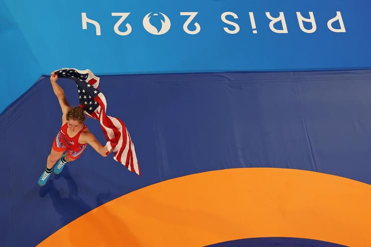 אלור חוגגת את הזכייה בזהב האולימפי עם דגל ארה"ב (צילום: Dan Mullan/Getty Images) עמית אלור