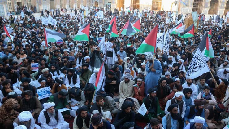 מפגינים בתימן לאחר חיסולו של הנייה באיראן (צילום: Mohsen KARIMI / AFP) מפגינים בתימן נגד חיסולו של איסמעיל הנייה באיראן