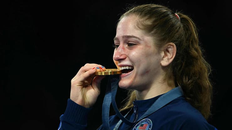 אלור ומדליית הזהב האולימפית, אתמול (צילום: Luis ROBAYO / AFP) עמית אלור